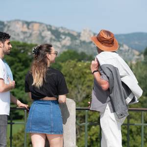 Trois personnes observe le massif de Crussol en haut du parc Jouvet