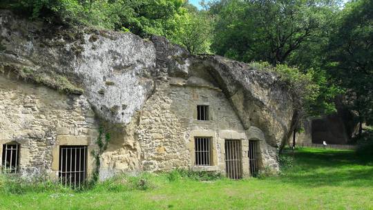 maison troglodyte chateauneuf sur Isère