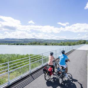 Deux cyclistes roulent sur la Belle via, une véloroute