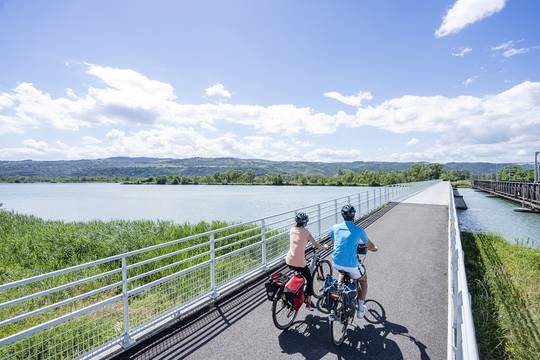 Deux cyclistes roulent sur la Belle via, une véloroute