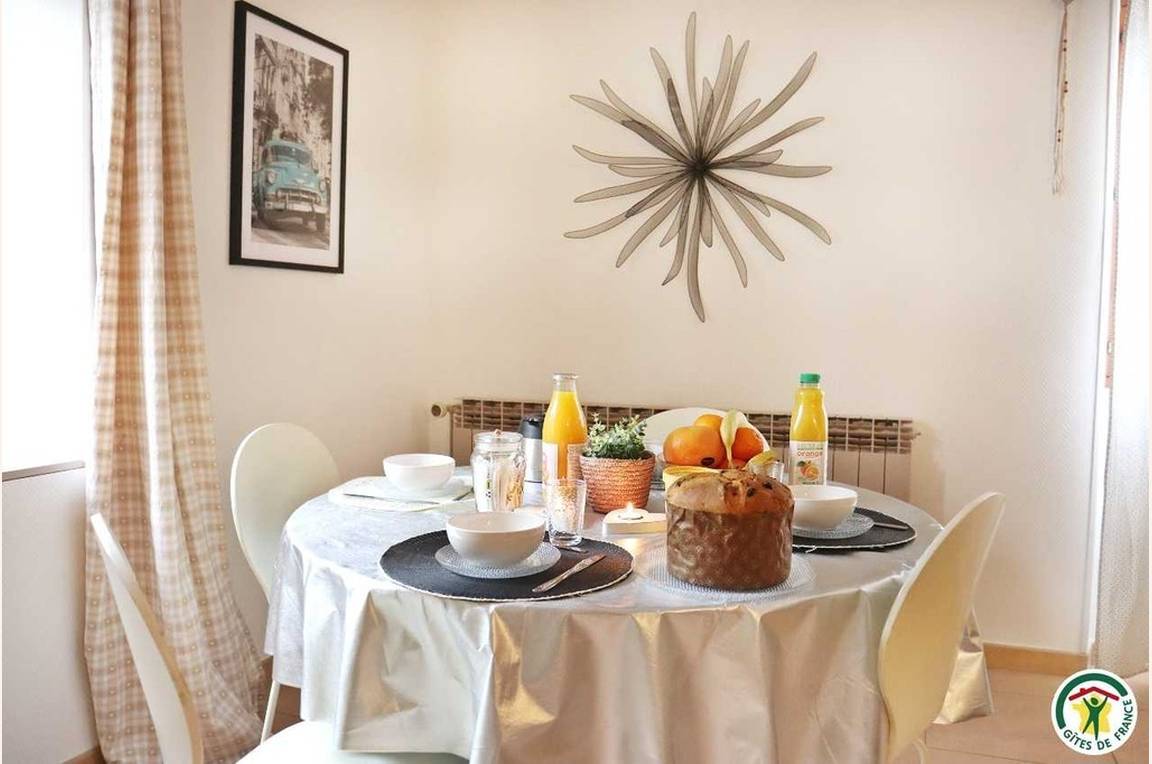 séjour avec espace repas et coin salon TV