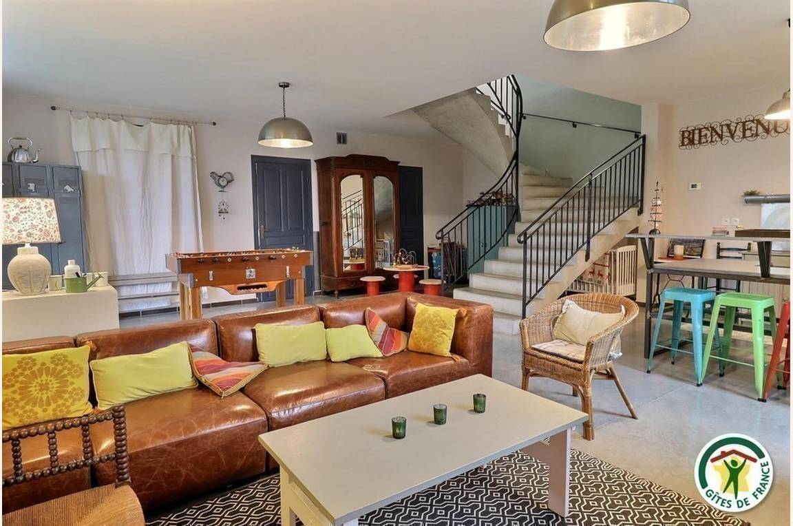 Au rez-de-chaussée : la salle de jeux, babyfoot, coin salon, chambre avec salle d'eau/wc, wc/buanderie...