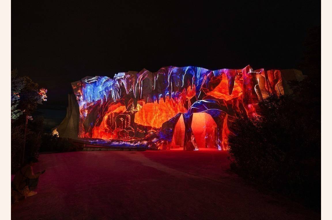 Découvrez le parcours lumineux et sonore à la tombée de la nuit pendant les Soirées de Chauvet