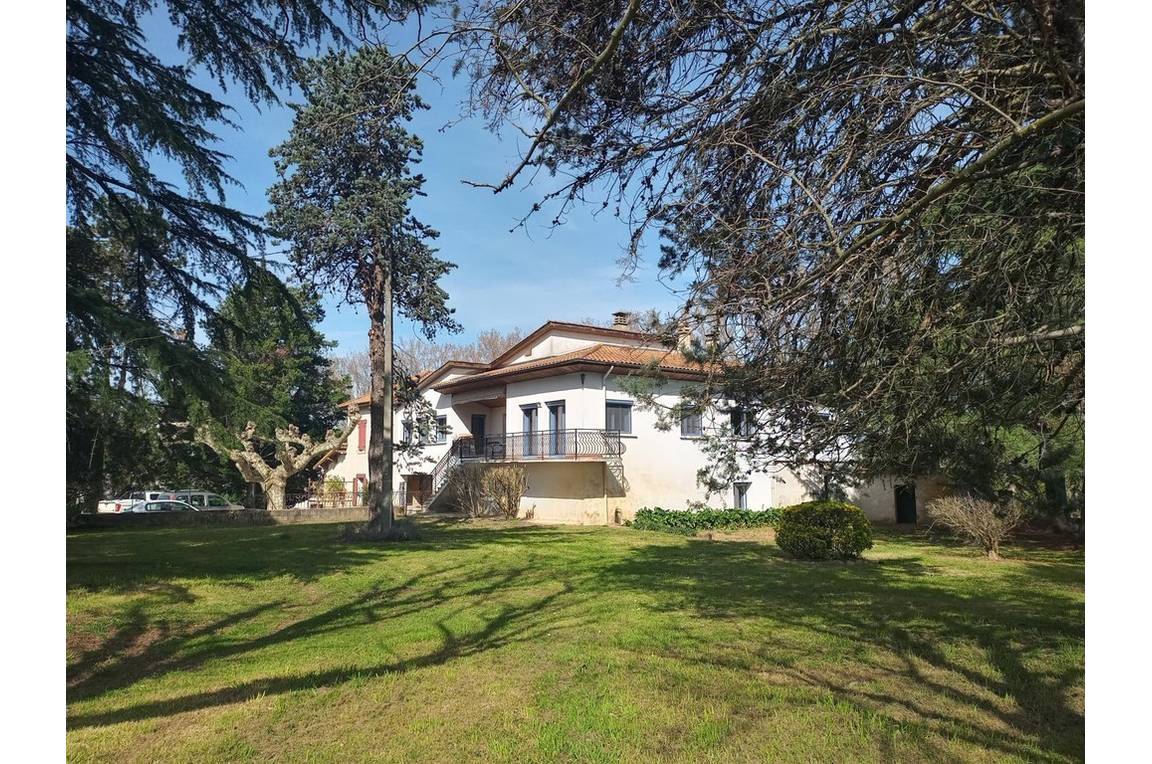 Jardin clos, privatif au gîte, arboré, 1000m²