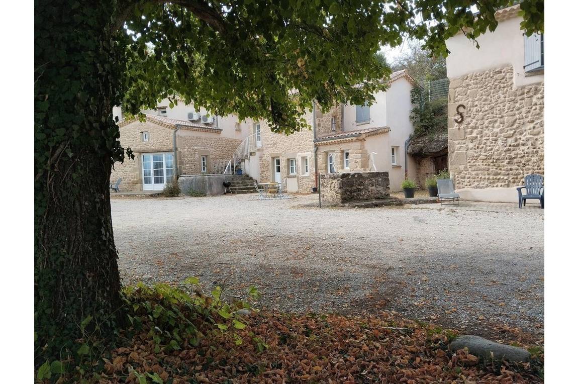 Le Hameau des Troubadours composé de 3 maisons indépendantes: à gauche Les Orchidées, capacité 6 pers; au centre Les Marnes, capacité 4 pers; à droite Les Chênes, capacité 6 pers