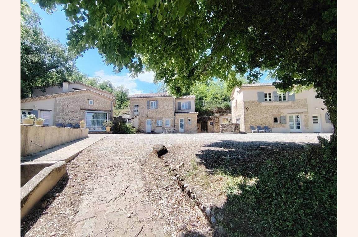 Le Hameau des Troubadours composé de 3 maisons indépendantes: à gauche Les Orchidées Sauvages (6 pers), au milieu Les Marnes Mystérieuses (4 pers) et à droite Les Chênes Philosophes (6 pers)
