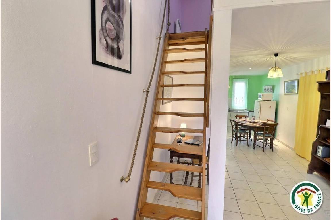 L'escalier en pas japonais mène à la mezzanine mansardée