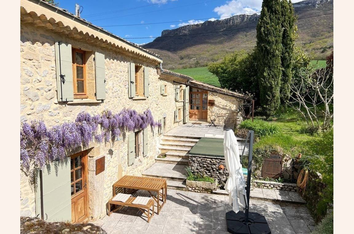 Terrasse et spa privatif (4 places en position debout. Equipé d'une couverture avec attaches et clé de sécurité. Enfants à surveiller)