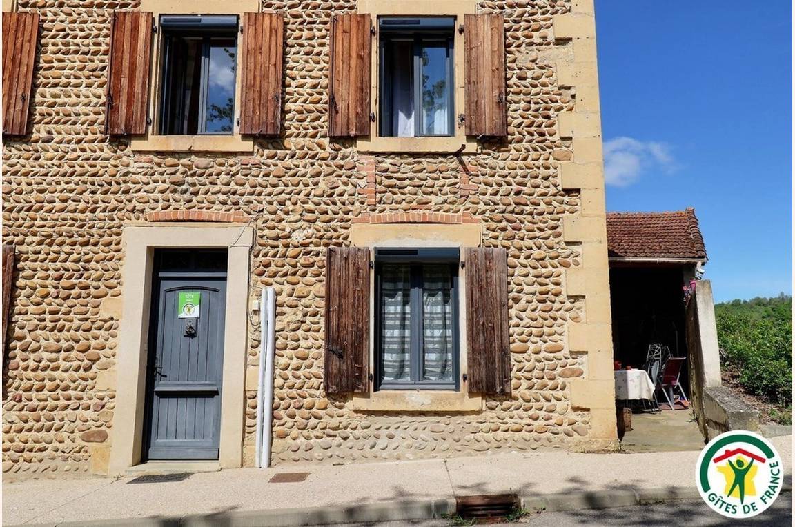 L'entrée du gîte et sa petite cour 