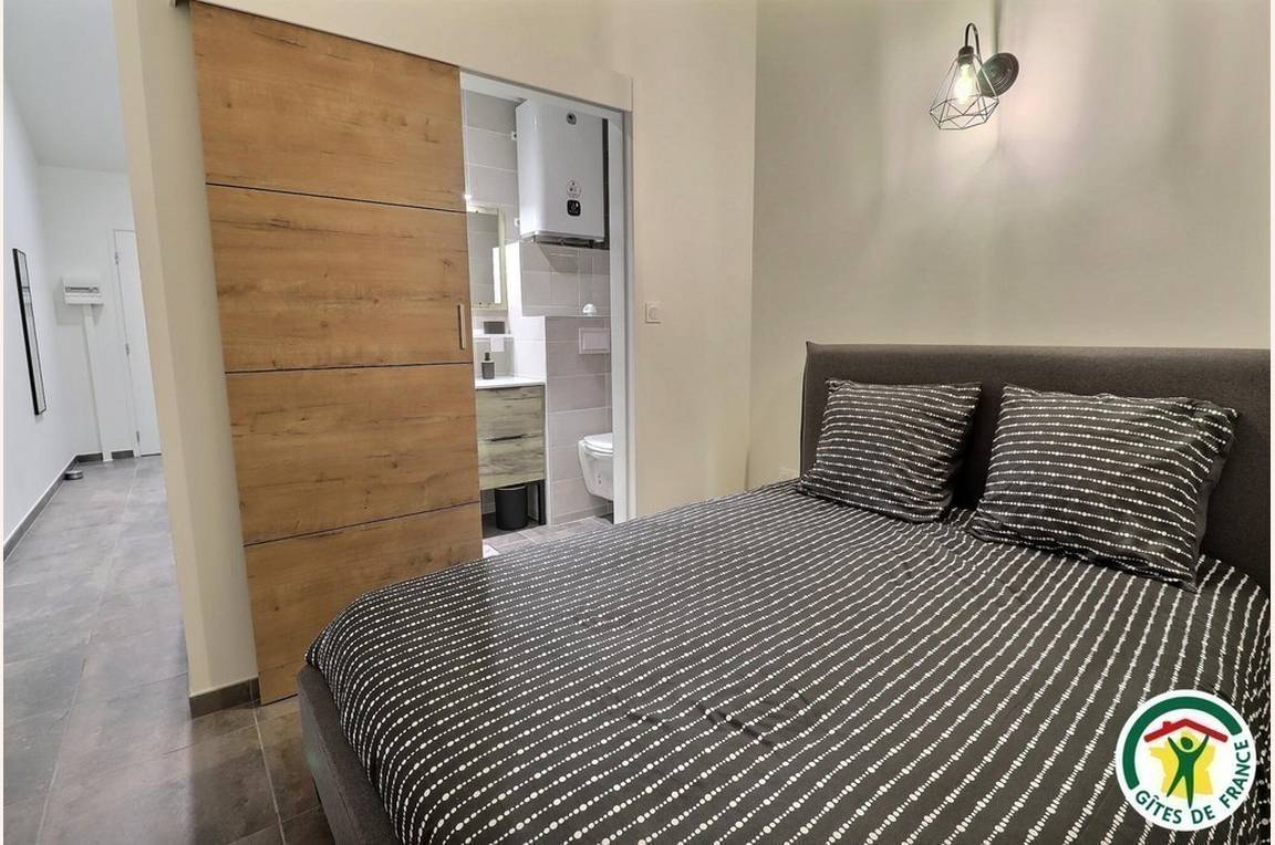 Coin nuit avec un lit double (1x140x200), climatisation, TV