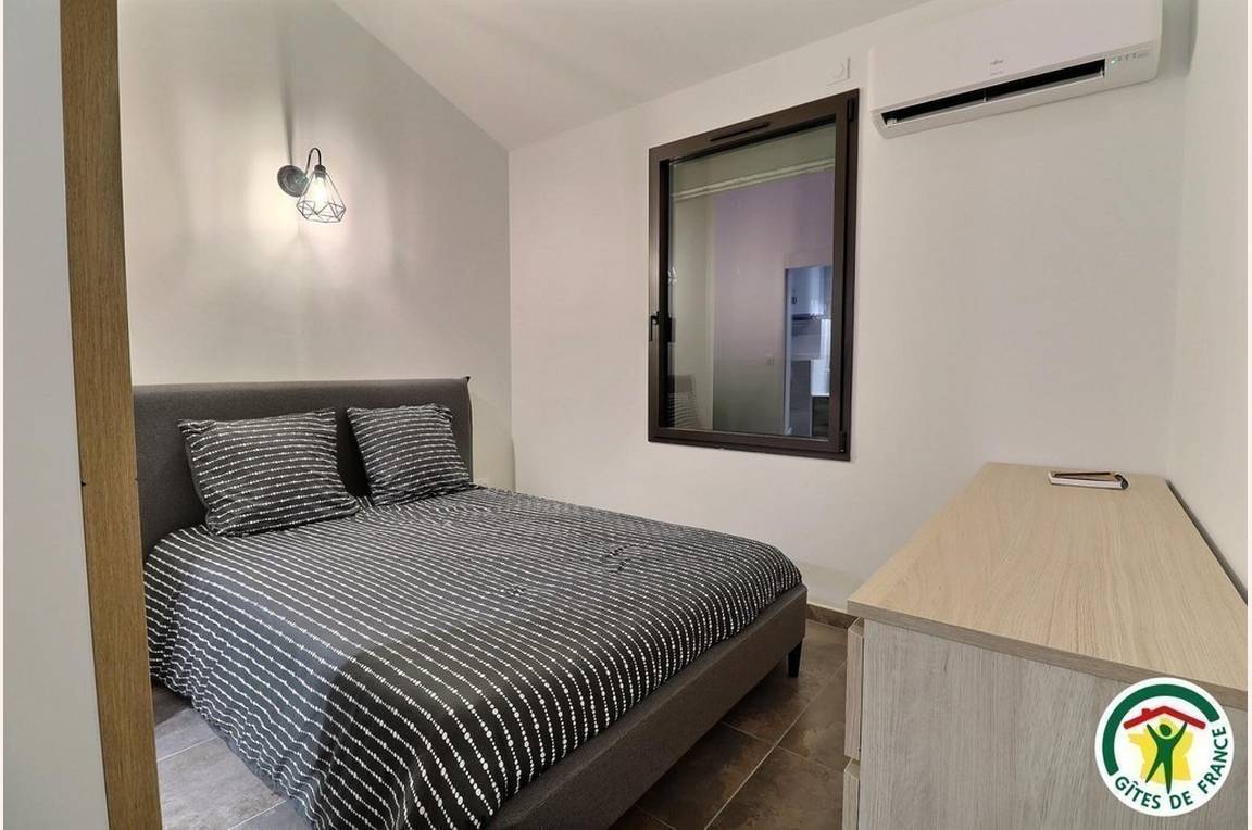 Coin nuit avec un lit double (1x140x200), climatisation, TV