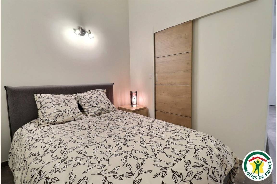 Coin nuit avec un lit double (1x140x190), climatiseur et TV