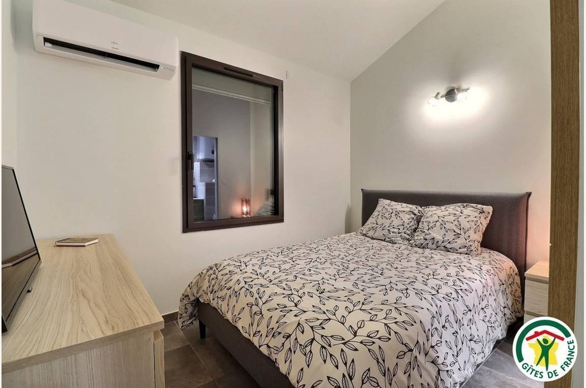 Coin nuit avec un lit double (1x140x190), climatiseur et TV