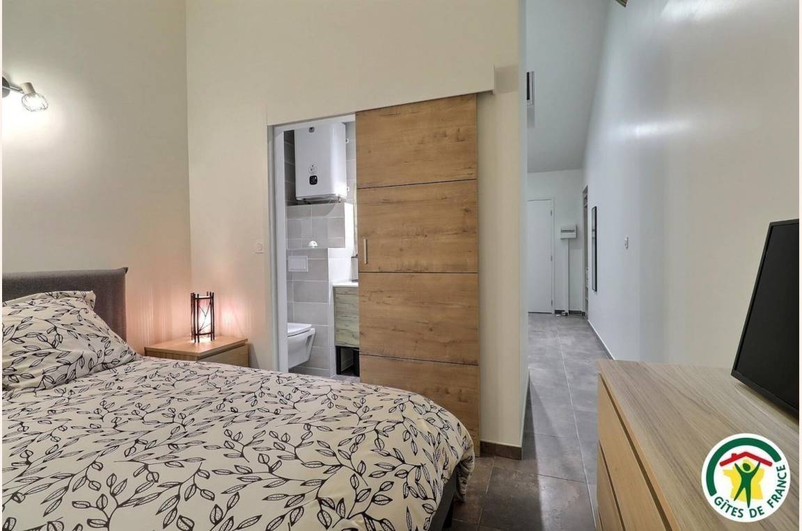 Coin nuit avec un lit double (1x140x190), climatiseur et TV