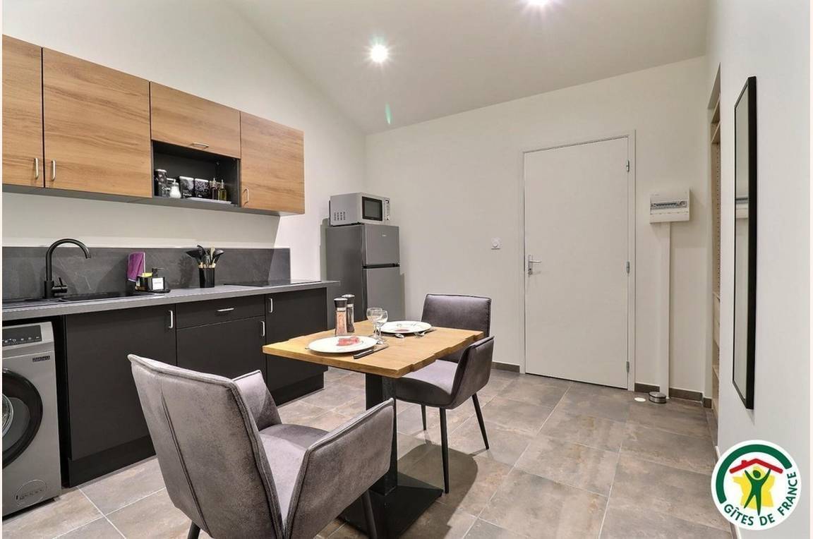 Entrée, espace repas et cuisine