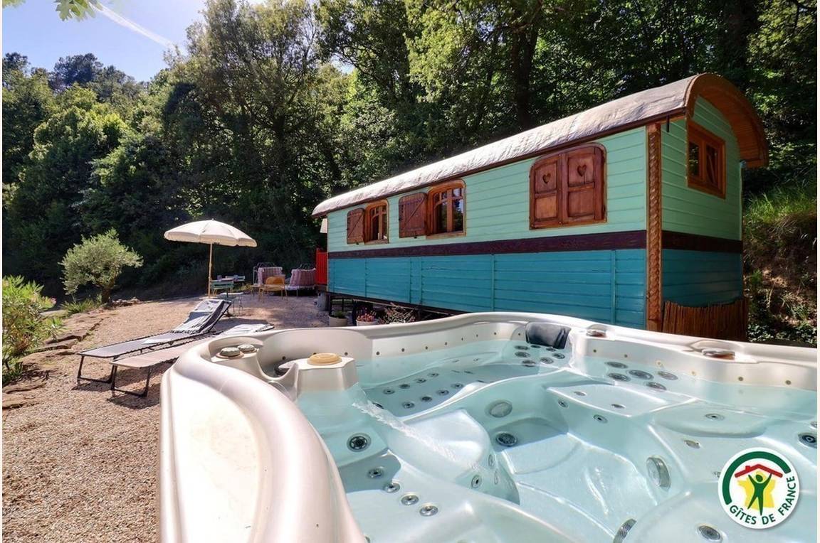 La roulotte vue de l'extérieur, avec le spa extérieur privatif