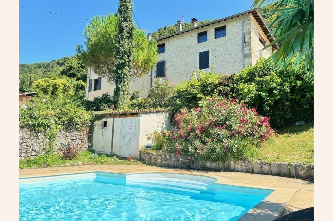 gîte et piscine