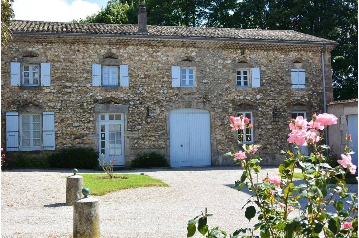 Vu depuis le parking du gîte, terrain clos et portail.