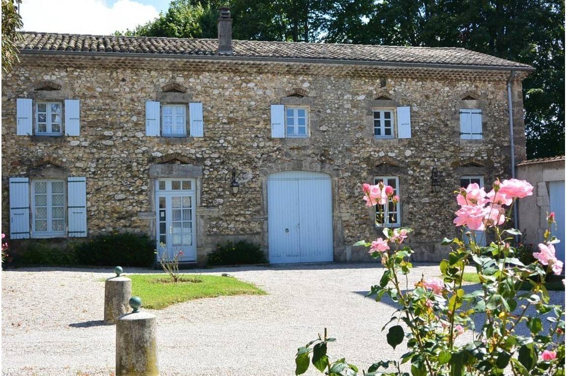 Le gîte et la cour d'entrée.